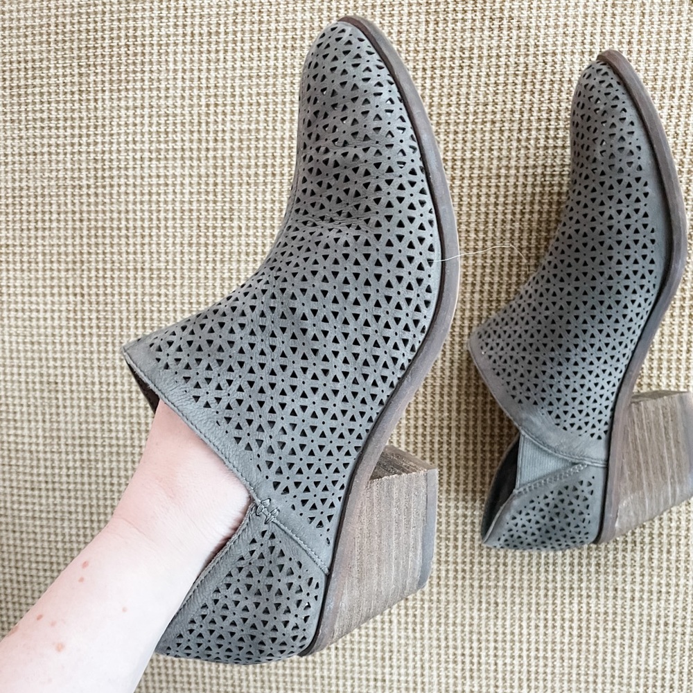Ankle boots with small heel